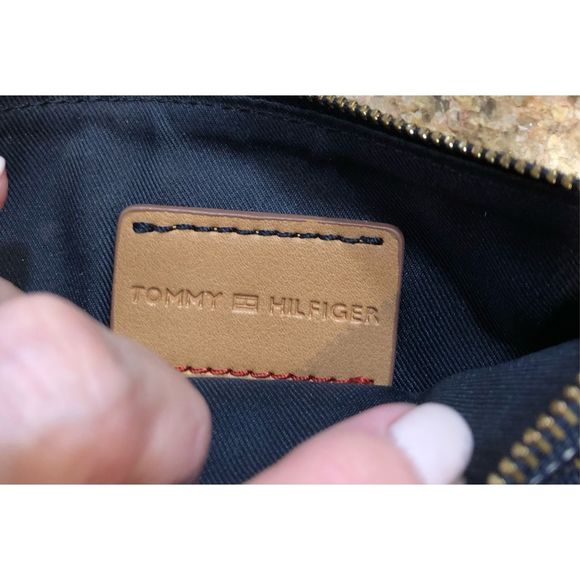 TOMMY HILFIGER - Signature Canvas Wristlet in Navy & White. SO CUTE & NWOT! - Picture 14 of 15